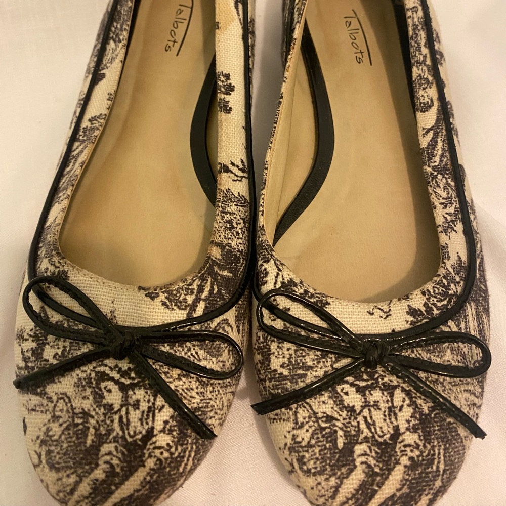 Talbots Toile pattern black and ivory ballet flats. Pre-owned.
